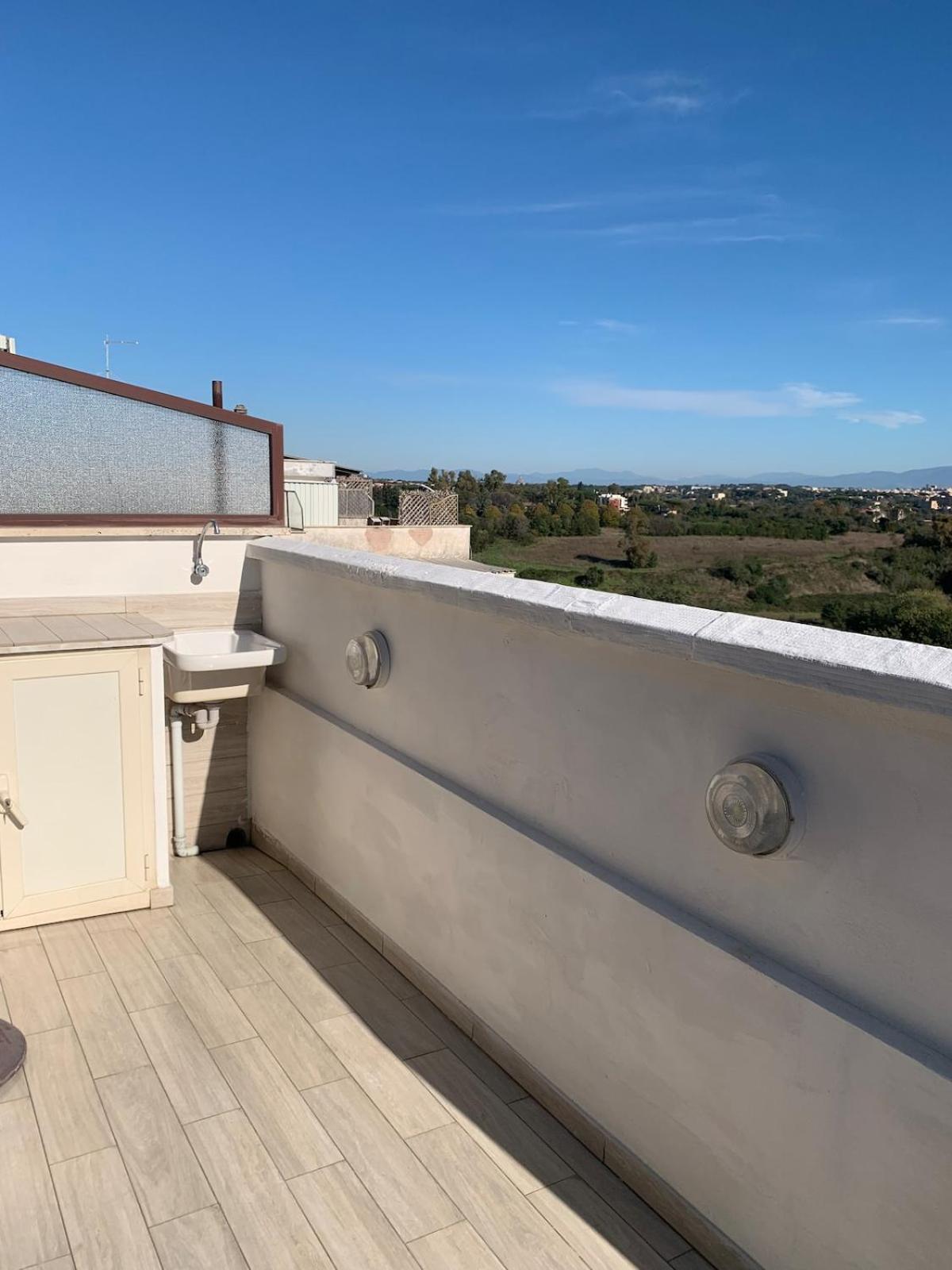 Vivi In Un Attico Tipico Romano Con Vista Su Roma エクステリア 写真